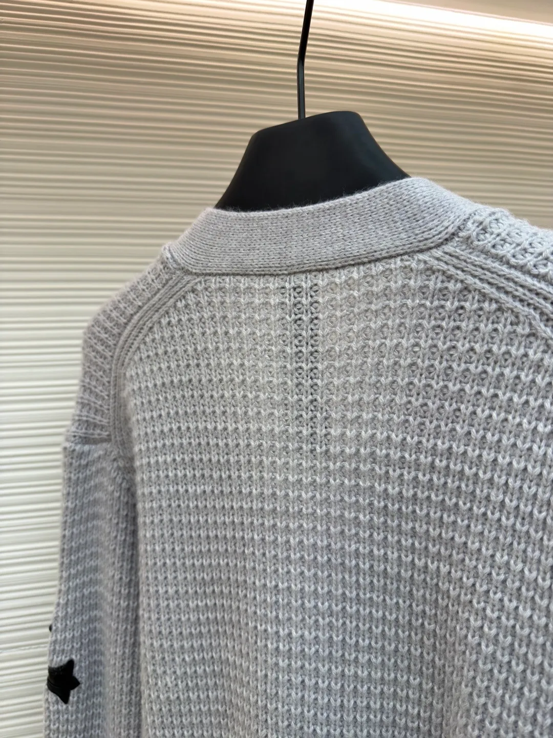 Chrome Hearts waffle cashmere cardigan ●Item number: 1682053-B85 ●Fabric: cashmere fabric ●Technology: hand-sealed label making ●Color: gray ●Version: loose fit ●Weight: about 735 grams ●Size: S-M-L ●Description: Purchased from the original button counter for 52,000. The custom-spun yarn is made of 55% cashmere + 20% wool + 20% special nylon + 5% anti-pilling acrylic blended material. Customized placket and lining placket protein leather. Customized double-layer cross leather label. Customized mold opening accessories silver ornaments. With air cooler shaping + pure hand sealing label. Sewing buttons. Same style for men and women. The workmanship details are very good. The overall wiring is straight and delicate, the fabric is comfortable and soft, and the color is consistent without color difference. It can be matched with the same style to create a fashionable look and control various occasions. Customized accessories, complete with three standards, same style for men and women!